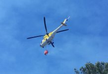 Continúan las labores para declarar extinguido el incendio de la nave industrial en Formentera