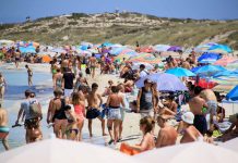 Formentera adjudica los lotes de hamacas y sombrillas de los servicios de playas que reducen el espacio de ocupación actual en cerca de 1.400 m2 turistas Illetes