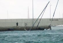 S’enfonsa un veler dins del Port de La Savina a causa del temporal