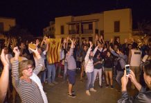 150 persones es manifesten a Formentera per la democràcia