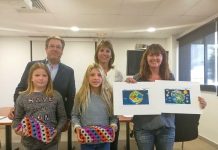 Kiara Berazategui y Agnès Escandell reciben el premio de dibujo infantil de Aqualia
