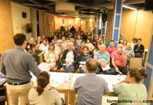 Los vecinos de Sant Ferran reciben de primera mano la información sobre las reformas en su núcleo urbano