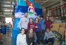 Los pajes de los Reyes Magos ultiman las carrozas