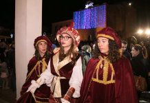 Los pajes reales visitan los clubes de mayores