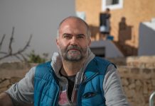 «Els premis són oportunitats per seguir aprenent a escriure», Entrevista a Carles Torres