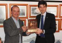 Comida de hermandad y regalo institucional al Deportivo Alavés