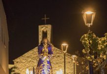 Residentes y visitantes acuden a los actos del jueves santo en Sant Ferran