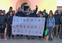 Una seixantena de persones donen suport al poble de Catalunya