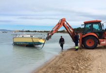 Retiran una embarcación abandonada en el Estany des Peix