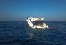 Una llanxa de 16 metres s’enfonsa as Freus