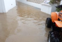 La tromba de agua afecta a comercios y viviendas de Formentera