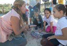 Escolares de Formentera participan en una campaña de retirada de plásticos de las playas