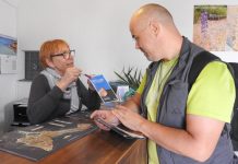 La campaña informativa de la zona azul llega a los turistas