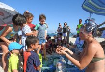 Los alumnos de la Escola d’Estiu participan en una jornada de retirada de microplásticos