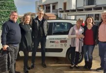 Empresarios de Formentera donan un turismo a la AECC de la isla
