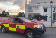 Bomberos, Protección Civil y Policía local saludan a los vecinos confinados de Formentera