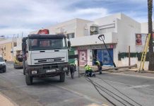 Un camió tomba un pal telefònic a la Savina