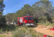 Los bomberos retiran un cuerpo sin vida encontrado entre las rocas en una zona de Migjorn