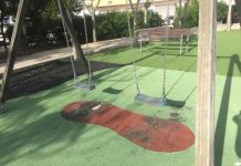 Vecinos de la Savina disconformes con el estado del parque infantil de la localidad