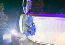 Los bomberos rescatan a un conductor tras el vuelco de su furgoneta