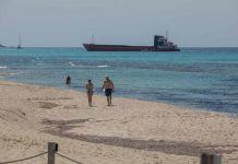 Un buque carguero encalla en la playa de Migjorn