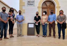 Formentera instala una placa que recuerda la antigua plaza de la República en la actual plaza de la Constitución