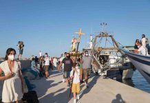 Decenas de embarcaciones participan en la procesión marinera del Carmen
