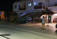 Un vehículo choca contra la terraza del bar Verdera en Sant Ferran