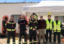 Prácticas de bomberos en Formentera El conseller de Interior, Josep Marí, con 3 bomberos de la plantilla y los dos estudiantes