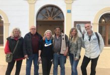 La Sala de Exposiciones acoge la muestra anual de los alumnos del taller de madera impartido por Aaron Keydar Aaron Keydar y sus alumnos en la puerta de la exposición