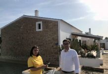El Consell cede a Correos el uso del sistema de geolocalización Rafael González junto a una de las empleadas de Correos