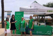 Formentera se suma a la campaña para que las playas sean libres de humo Mesa informativa de AECC en el paseo marítimo de es Pujols