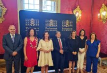 Aprobada en el Parlament la Ley de Consells Insulars Representantes de los Consells Insulars con la presidenta Armengol en el Parlament balear