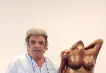 Aaron Keydar repasa sus 50 años de creaciones en madera con una antología Aaron Keydar en la inauguración de su Antología