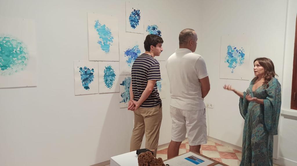 Laura Larocca charlando con asistentes a la muestra