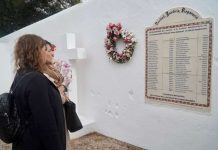 Recuerdo a Francisco Solano y a todas las víctimas del penal franquista de la Savina Francina Armengol y Ana Juan en su visita al cementerio de Sant Francesc