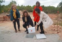 Las obras de la nueva base del SAMU061 en Formentera estarán terminadas en un año Entierro de una cápsula del tiempo base O61 en Formentera
