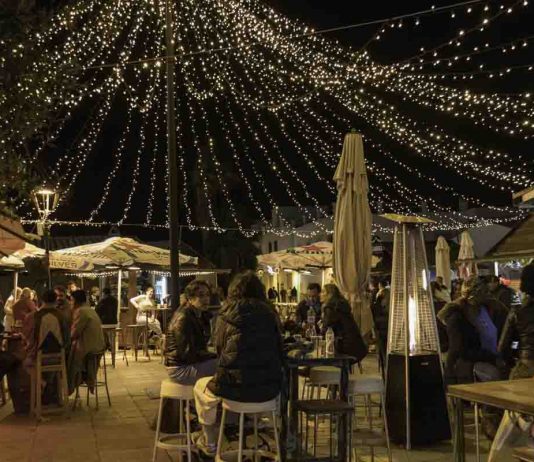 El Mercat de Nadal recupera su pulso con una variada oferta gastronómica y música en vivo
