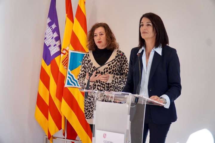 Francina Armengol y Ana Juan después del Consell de Govern celebrado en la isla