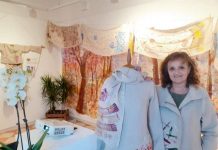 Lola Raya expone una propuesta de ropa sostenible en «Naturart» Lola Raya en la inauguración de Naturart