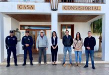 Toma posesión del cargo un nuevo agente interino de la Policía local de Formentera Ana Juan y Josep Marí junto a agentes de la Policía local de Formentera