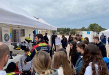 Quince empresas, nueve entidades y 380 entrevistas de trabajo en la II Feria de Empleo y Emprendimiento de Formentera Bomberos y Policía local de Formentera explicaron sus trabajos a los más jóvenes