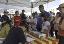 Libros, rosas y firmas para celebrar el Día del Libro