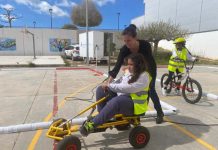 Clases de educación vial teóricas y prácticas en las escuelas de la isla Los niños disfrutaron de las clases de Educación vial