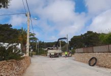 Telefónica retira una veintena de palos de telefonía del casco urbano en el Pilar de la Mola