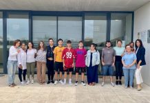 Catorce personas completan los programas de formación y empleo de monitor de tiempo libre y de atención sociosanitaria Ana Juan con los alumnos que han acabado los cursos formativos