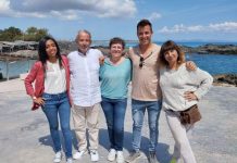 Podemos se compromete en Formentera a mejorar la ley turística balear para facilitar a los Consells la erradicación de los pisos turísticos ilegales Antònia Jover junto a Tato Monge y otros miembros de la lista de Podemos Formentera