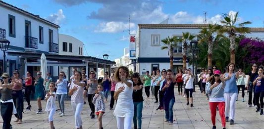 Danza meditativa por la igualdad en la plaza de Sant Francesc Danza meditativa en la plaza de la Constitución