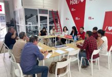 Ana Juan presenta una campaña «hacia el equilibrio» de Formentera Momento de la reunión celebrada esta mañana en la sede del PSOE formenterés