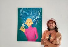 Particulares miradas y manos que lo dicen todo Fabián Ignacio junto a una de sus obras